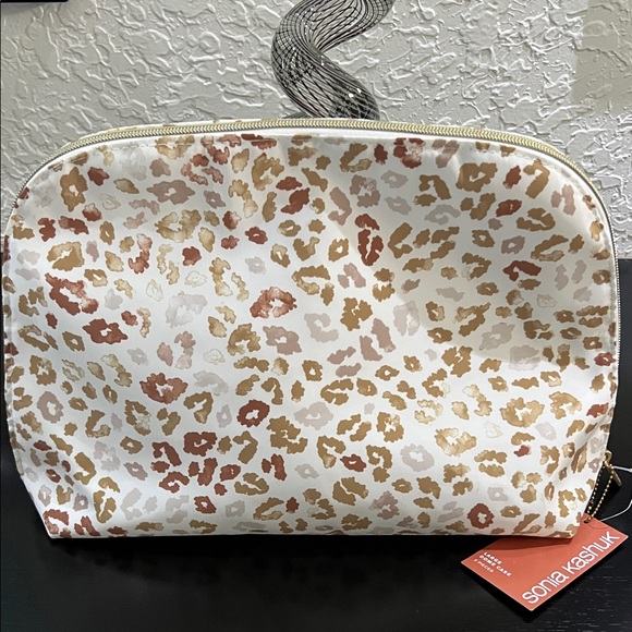 Sonia Kashuk Other - SONIA KASHUK LARGE DOME CASE & EYE BRUSH SET -NWT